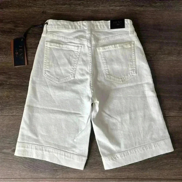 Jen7 Sculpting Bermuda Jean Shorts in White with Gold Buckle. Size 0. NWT! - Picture 7 of 16
